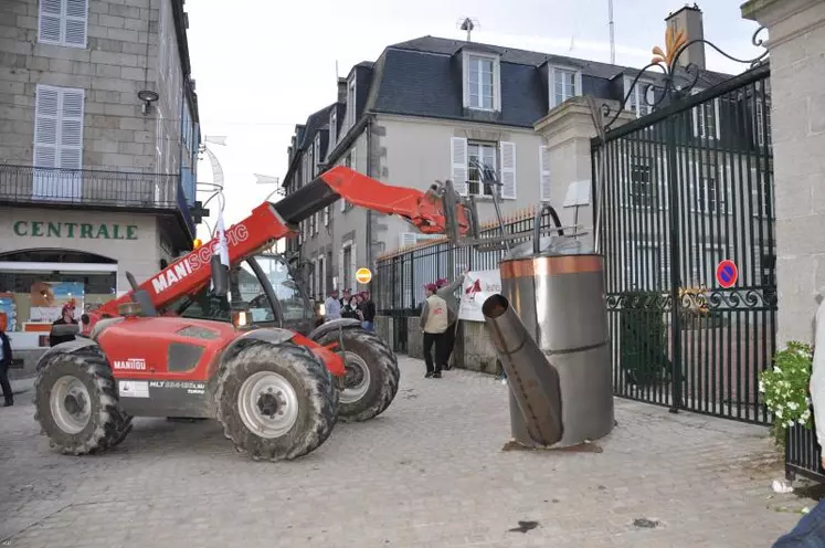 Les manifestants ont déposé symboliquement un arrosoir devant la préfecture puis au conseil général.