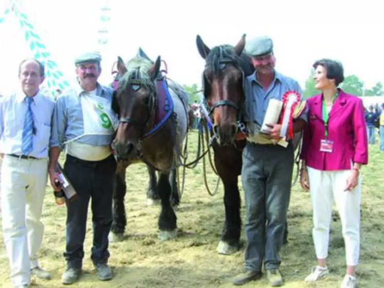 Thierry Jamot et son coéquipier Bernard Rougier aux cotés de Marianne Dutoit, Présidente de la FNC, et de Pierre Pasdermadjian, Président de France Trait.