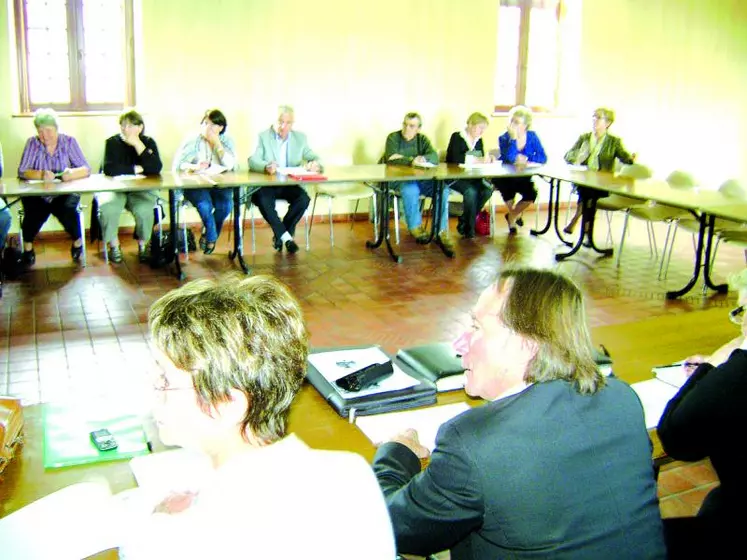 Assistaient à cette réunion : René Rouland, conseiller général, Marie-Claude Matthieu, présidente de la communauté de communes du Haut-Pays Marchois, les maires et les professionnels de santé des communes volontaires pour l'enquête, Guy Faugeron, Président de MSA Services, les élus MSA qui ont participé à l'enquête, Mylène Chevalier de la caisse centrale de MSA et Brigitte Jammot, de la MSA.