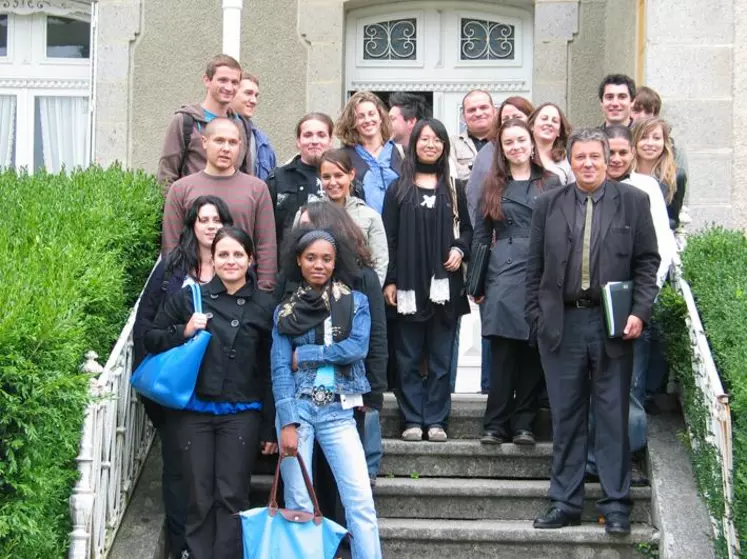 La nouvelle promotion avec messieurs Delperié, directeur du lycée (en noir à droite) et Rouvellac, directeur de l’IUP (dernier rang au centre).