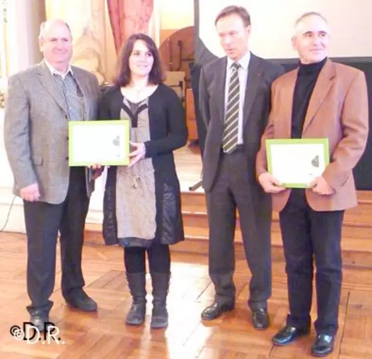 Les lauréats du Trophée Agriculture durable, dont Christophe Durand, d’Augères, (à droite), entourent le préfet de région.
