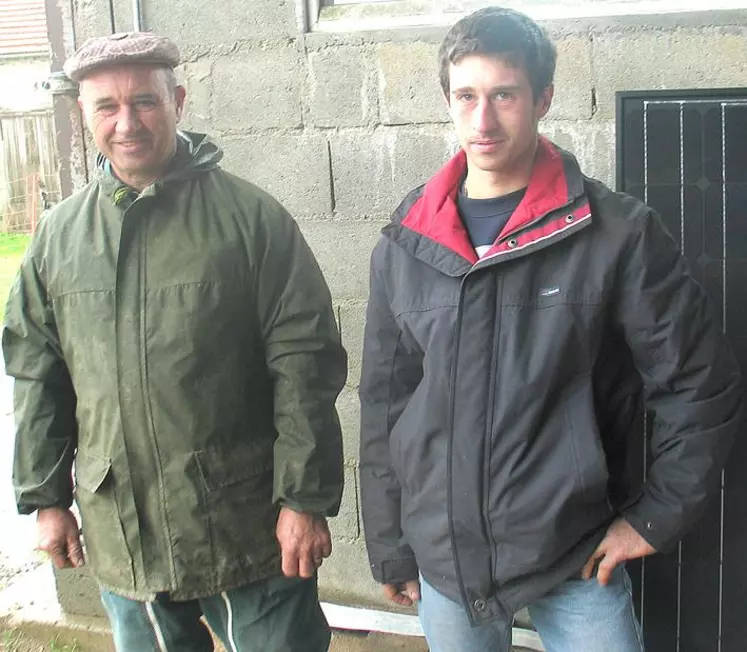 Des pionniers du photovoltaïque agricole en Creuse : Marcel Velleine et son fils Jean-Marc, du Gaec Velleine de Saint-Hilaire-le-Château.