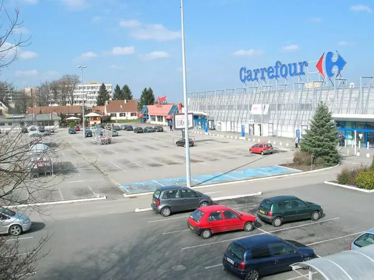 Le parking de Carrefour est complétement vide, à cause du blocage.