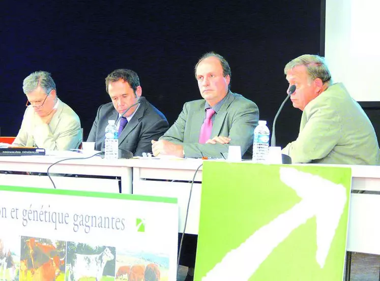 Parmi les personnalités à la tribune de l'assemblée générale de Genesia, Michel Bonnefille (à droite), vice-président de la chambre d’agriculture de l'Allier, a rappelé quelques chiffres clés officiels concernant l'évolution moyenne du revenu des éleveurs, issus de la commission des comptes de l'agriculture.