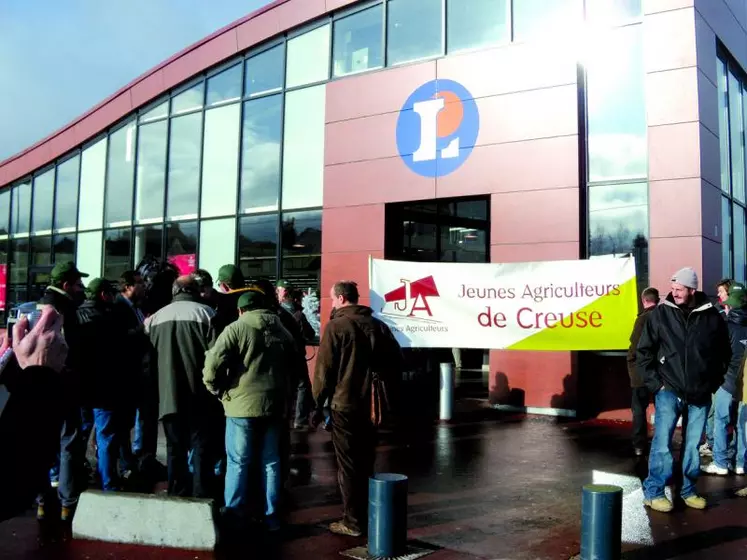 A Leclerc, les éleveurs se sont expliqués directement avec le chef boucher et le directeur du magasin.