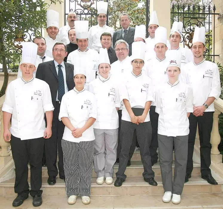 T. Prémaud (à gauche) et les candidats 2010 autour du jury de la finale.