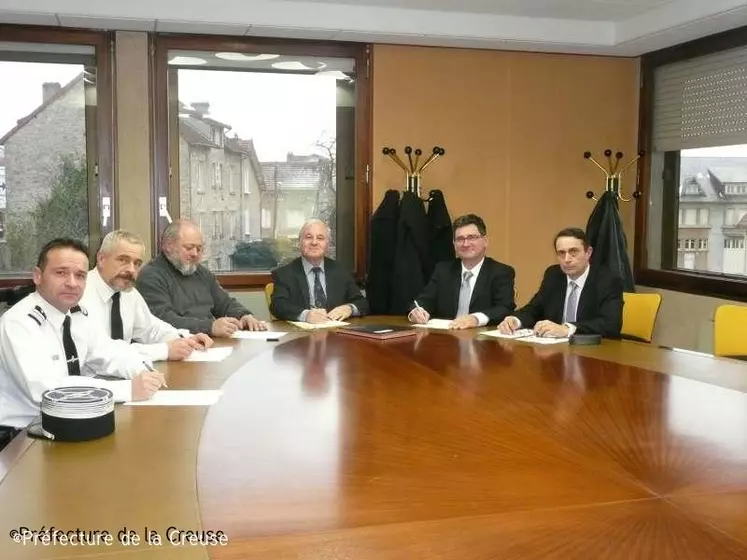 Les signataires, de gauche à droite : le colonel Olivier Pichard, le commissaire André Goepp, Francis Mathieu (Chambre de métiers), le préfet Claude Serra, Thierry Suin (CCI) et Jean-Philippe Viollet (Chambre d’agriculture).