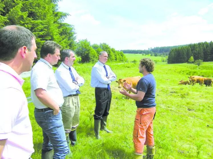 De gauche à droite : Stéphane Moreau, président des Jeunes agriculteurs, François Auriche, des JA, le sous-préfet d’Aubusson, Jean-Paul Mosnier, le préfet Hugues Moutouh, font face au jeune agriculteur Jouany Chatoux.