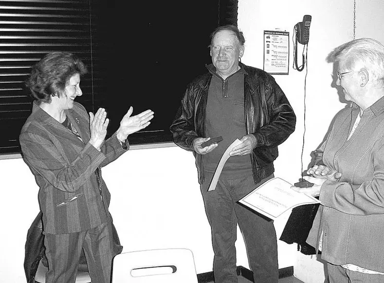 Régine Migot félicite les médaillés Roland Leroy et Bernadette Jamot.