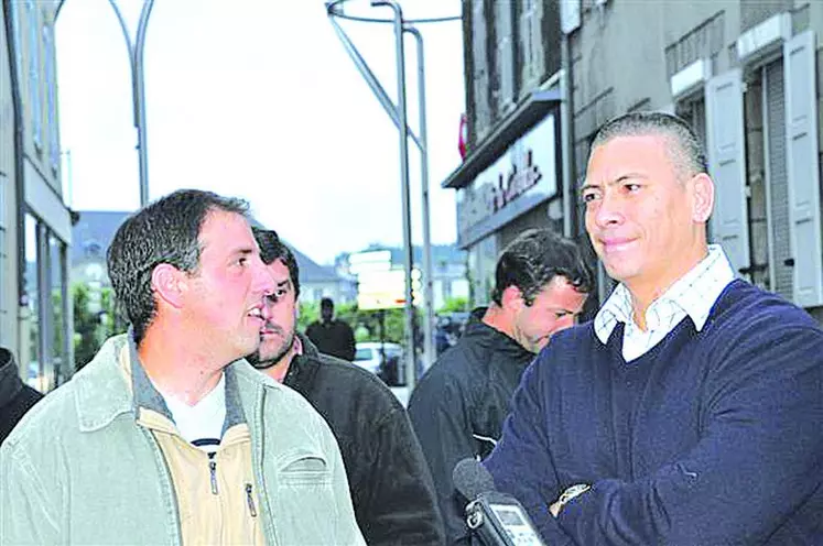 Stéphane Moreau, président de Jeunes agriculteurs de Creuse discute avec le préfet Hugues Moutouh (à droite).