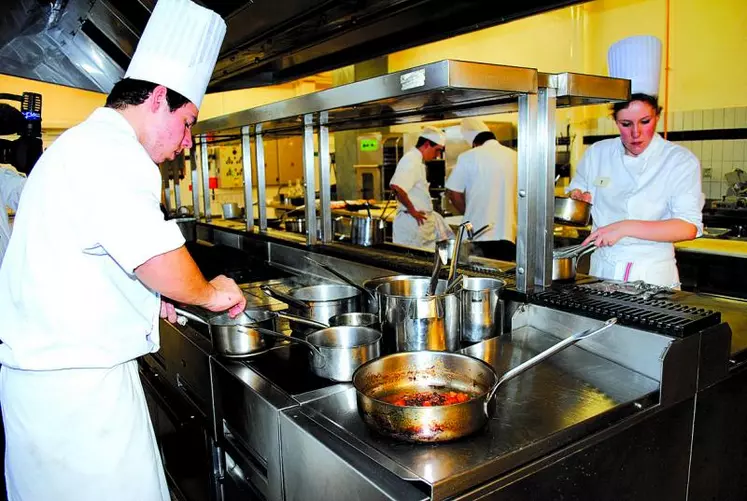 Les candidats s’affairent dans les cuisines du lycée Jean-Monnet.