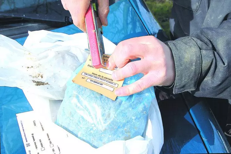 Il est important de bien personnaliser l’échantillon directement sur le sac et de joindre une fiche de renseignements, afin que le laboratoire puisse facilement l’identifier.