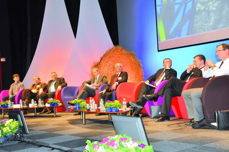 La tribune de l'assemblée générale avec notamment le ministre Bruno Le Maire et le président de la FNB Pierre Chevalier.