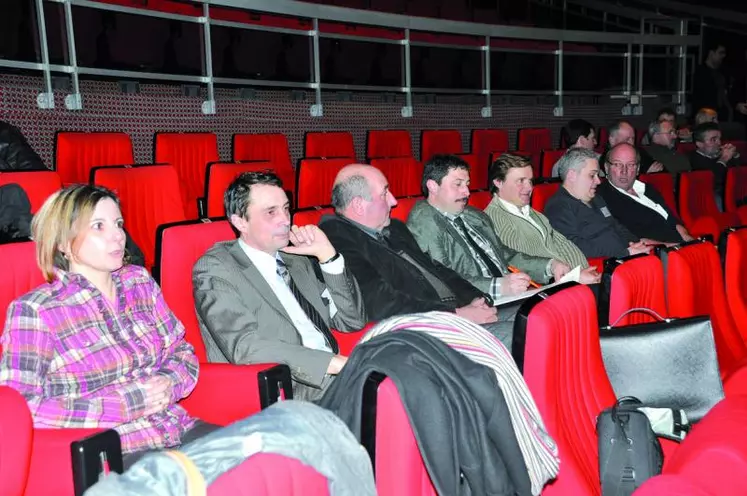 Une partie de la délégation limousine et creusoise avec Nathalie Degeorges, directrice de la FRSEA Limousin, Jean-Philippe Viollet, président de la FRSEA Limousin, Bernard Moreau, Pascal Lerousseau, le président de la fédération creusoise bovine et Pascal Josse.