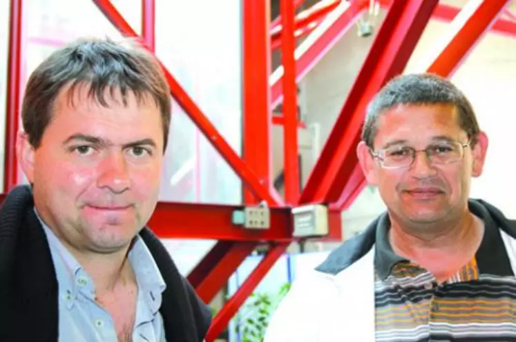 Jean-Luc Théveniot, technicien de MC Porc et Jean-Claude Oulier, à Saint-Gérand-de-Vaux, dans l’Allier.