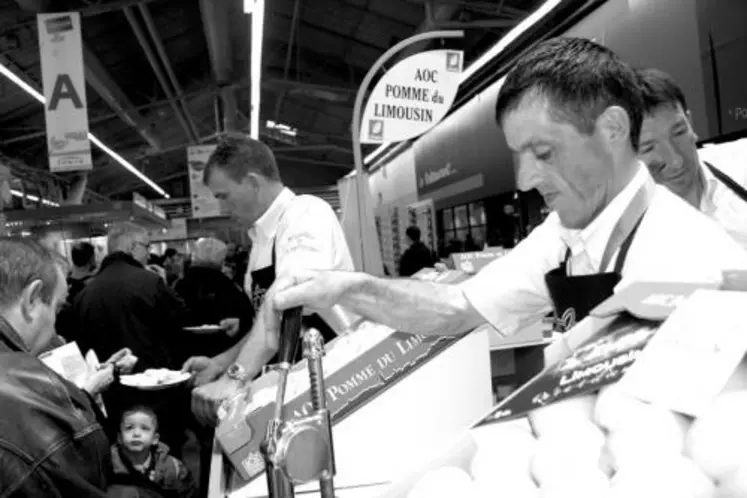 Impressionnant, le nombre de pommes découpé par minutes et englouti aussi vite par les visiteurs du salon de l’agriculture !