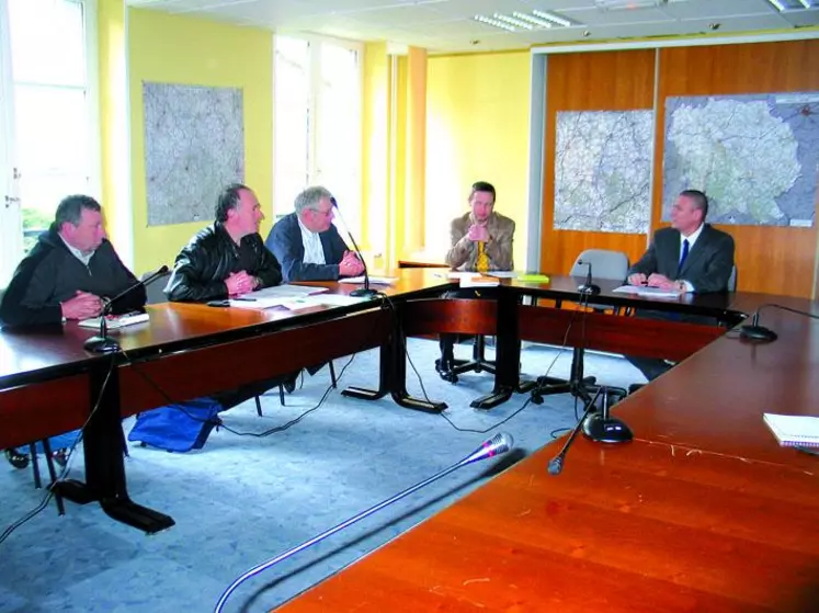 Les responsables laitiers de la FDSEA avec Didier Bayer, président (2e à gauche) en discussion avec Didier Kholler, directeur départemental des territoires et Hugues Moutouh, préfet de la Creuse.