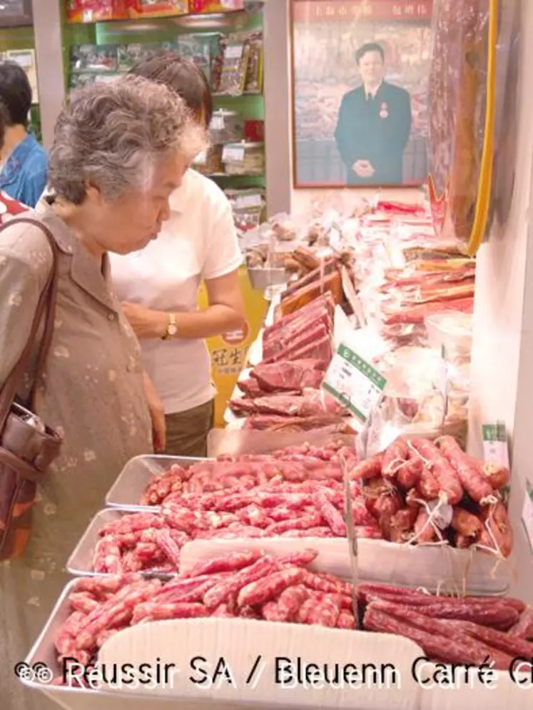 Vente de charcuterie dans une boutique chinoise.