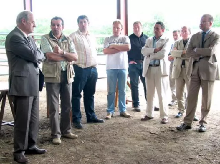 Le Préfet de la Creuse en plein discussion.