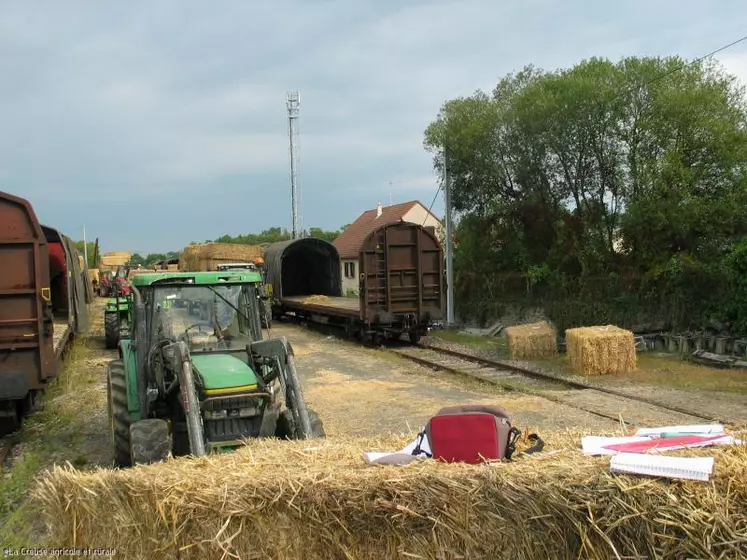 Le déchargement des wagons laissés à la Souterraine c’est fait dans
d’excellentes conditions.