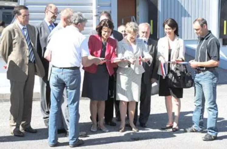Evelyne Ratte, préfet du Limousin, Marie-Françoise Pérol-Dumont, présidente du conseil général de la Haute-Vienne, Andréa Soyer, conseillère régionale, inaugurent le nouvel abattoir.