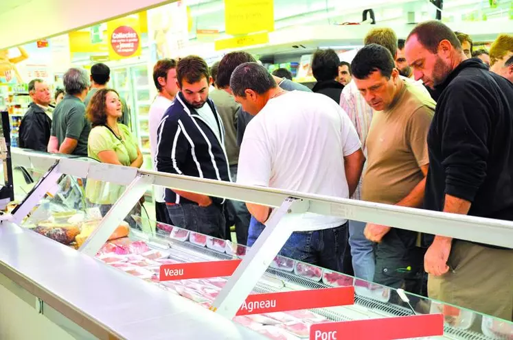 Les éleveurs sont allés avec les responsables agricoles creusois dans le magasin Champion d’Evaux-les-Bains pour vérifier la qualité, le prix et la provenance de la viande proposée à la clientèle. Gérard D’Aubigny et Pascal Lerousseau ont discuté avec le responsable du magasin pour savoir pourquoi des produits venant de loin étaient préférés à des produits locaux de qualité.