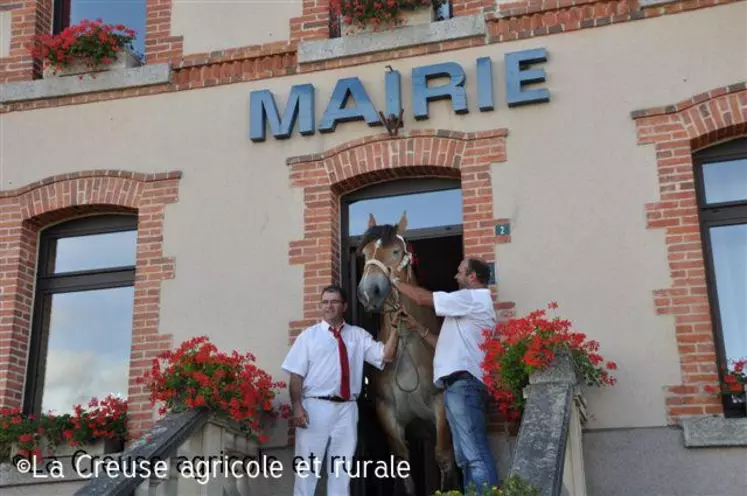 Si certains hommes montent les marches de l’assemblée nationale, les chevaux aussi savent monter les marches de la mairie de Cressat.