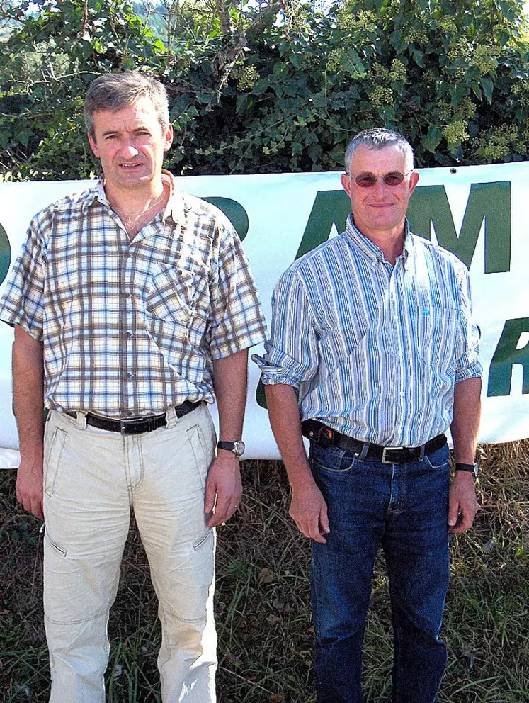 Pascal Devars (à gauche), conseiller à la chambre d'agriculture de la Creuse et Daniel Tixier, agriculteur, dont la ferme fait partie du réseau de ferme pilote du PSHF.