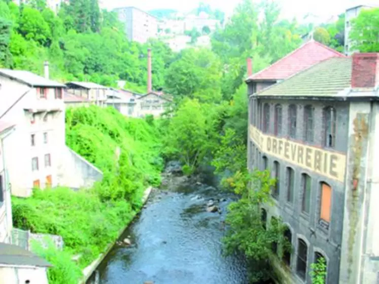 Anciennes usines le long de la rivière.