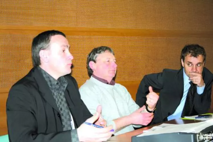 Henri Brichart, au centre, a rencontré les producteurs de lait du Sud de la Loire, la semaine dernière, à Clermont-Ferrand.