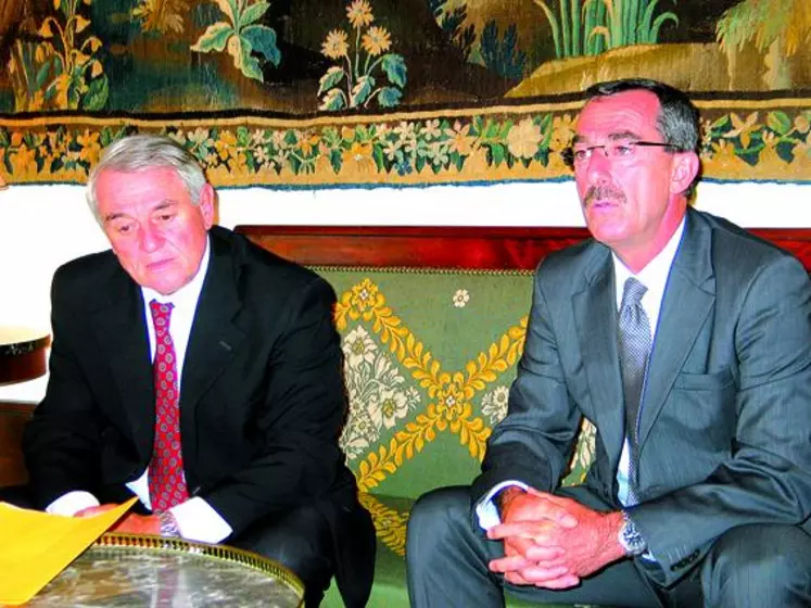 Jean Fabre, préfet de la Creuse (à gauche) et Jean-Paul Mosnier, le nouveau sous-préfet d’Aubusson.