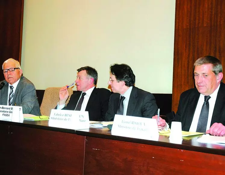 La tribune de l’assemblée générale des Anciens exploitants de la FNSEA, avec notamment Claude Berger, président (à gauche).