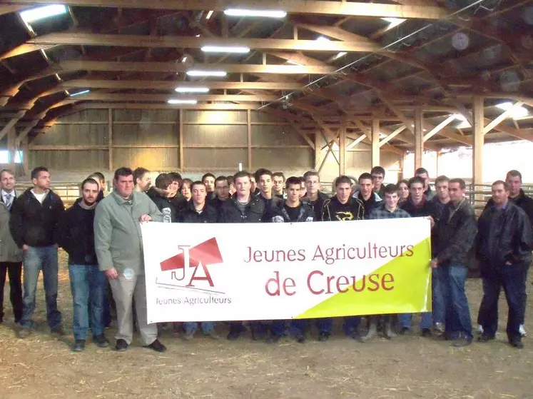 Les participants à la journée réunis avec les adhérents à Jeunes agriculteurs de Creuse et notamment Christophe Alabergère, président des Jeunes agriculteurs de Creuse (2e à droite).