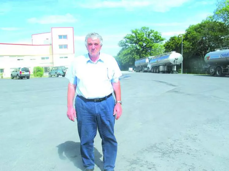 Jean-Claude Chavegrand devant la laiterie familiale, à Maison-Feyne.