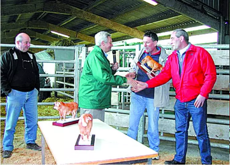 Un taureau en porcelaine a été remis aux éleveurs fidèles à Gévial par Bernard Roux, le président de France Limousin sélection et Paul Urbain, président de la coopérative Celmar et administrateur de Gevial.