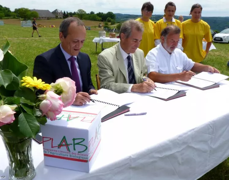 La signature a eu lieu lors des portes ouvertes du lycée agricole de Naves (19)