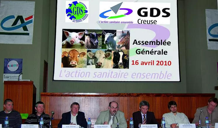 A la tribune de cette assemblée générale de GDS Creuse, se trouvaient autour du président Philippe Monteil, Christophe Bridier pour les Jeunes agriculteurs 23, Yves Henri pour la chambre d’agriculture, Jacky Guillon, vice-président du conseil général, Jean-Michel Delvert, directeur de la DDCSPP, le D. Nicolas Athanassiadis, président du GTV 23 et le D. Didier Guérin, directeur de GDS Creuse.