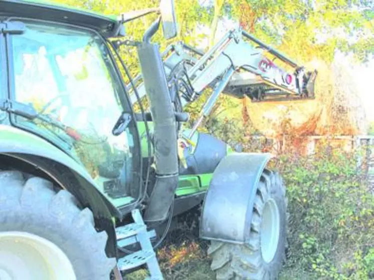 Un tracteur avec chargeur équipé d'un circuit à centre ouvert combinant deux pompes offre des performances comparables à un circuit fermé load sensing.