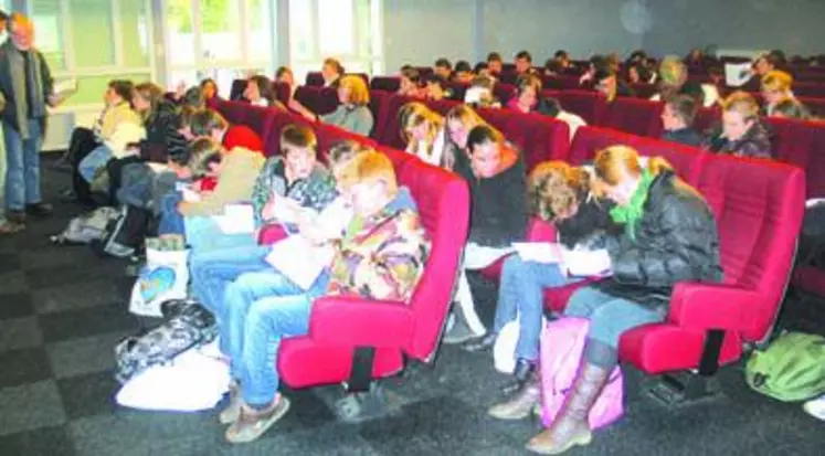 A l’auditorium du lycée d'Ahun, l’ensemble des participants ont été accueillis pour la présentation et l’organisation de la journée.