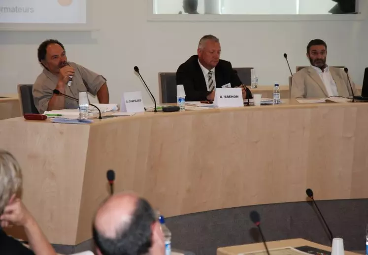 Dominique Chapolard, secrétaire général, et Gilles Brenon, président, animent le débat sur les modifications à apporter aux Gaec.