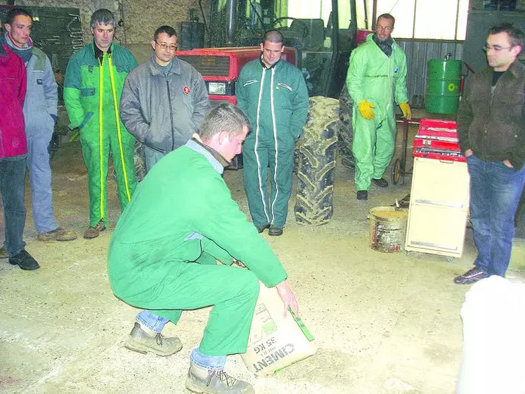 Mise en situation lors d’une journée de formation : porter sans forcer sur le dos.