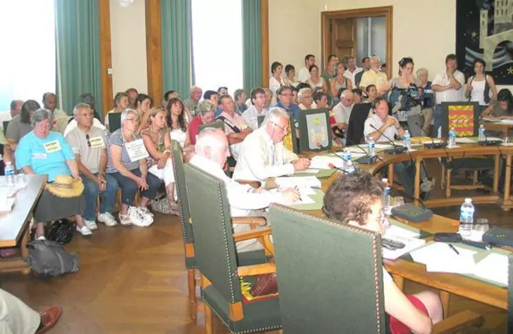 De nombreux membres de l’association de défense des services publics étaient présents afin de manifester leur opposition à la décision de fermer le service.