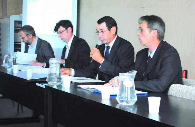 Jean-Pierre Boulesteix, président de Coop de France, entouré de Pierre Rigondaud de la Draaf, de François Pierson, directeur de Coop de France à sa droite et de Philippe Ziegler, président du comité technique Révision Centre Atlantique à sa gauche.