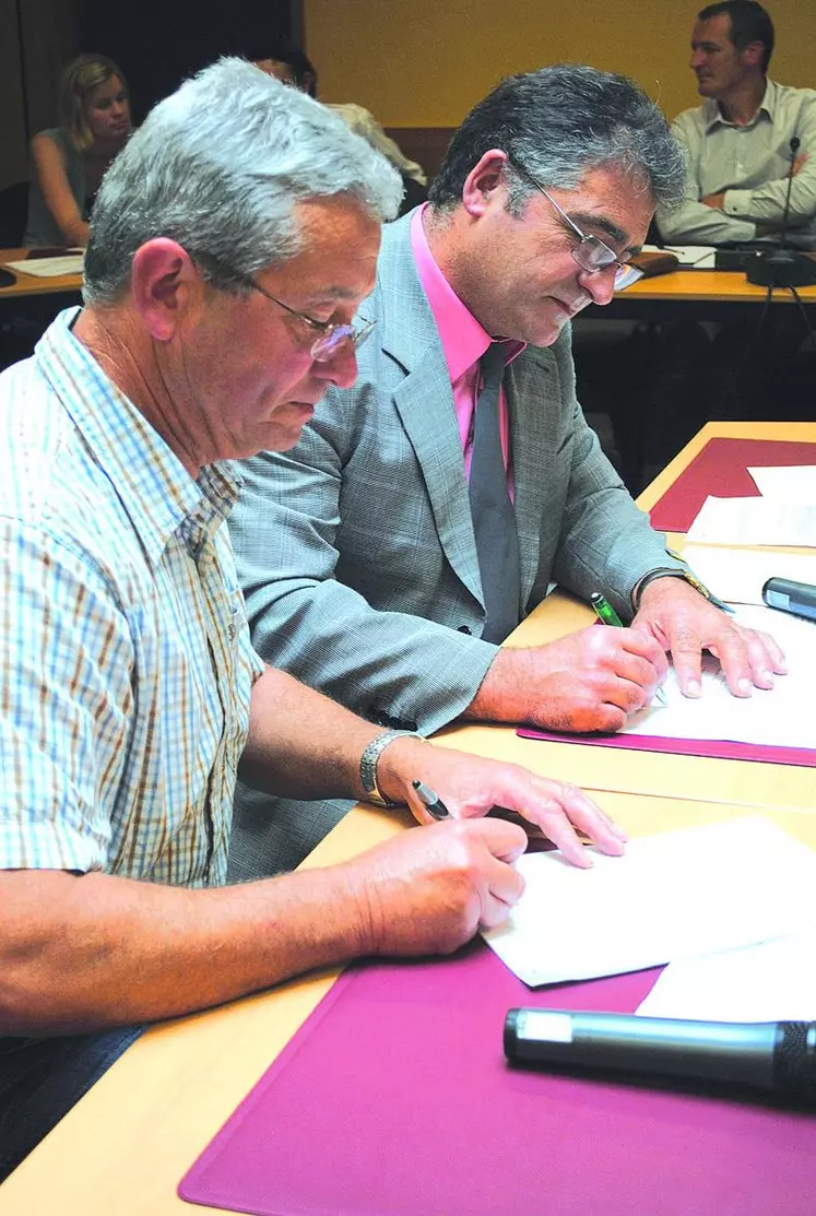 J.-C. Saule, président du Pôle emploi agricole et M. Jouhette, président du Geiq AgriQualif signent la convention.