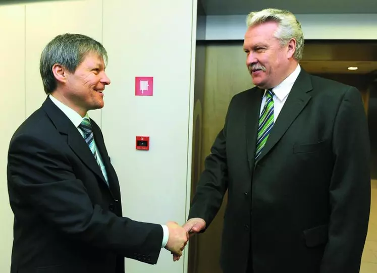 Dacian Ciolos, commissaire en charge de l’agriculture (ici avec Janis Duklavs, ministre letton de l’agriculture), aura fort à faire pour trouver une position satisfaisante pour l’ensemble des 27 sur la PAC d’après 2013.
