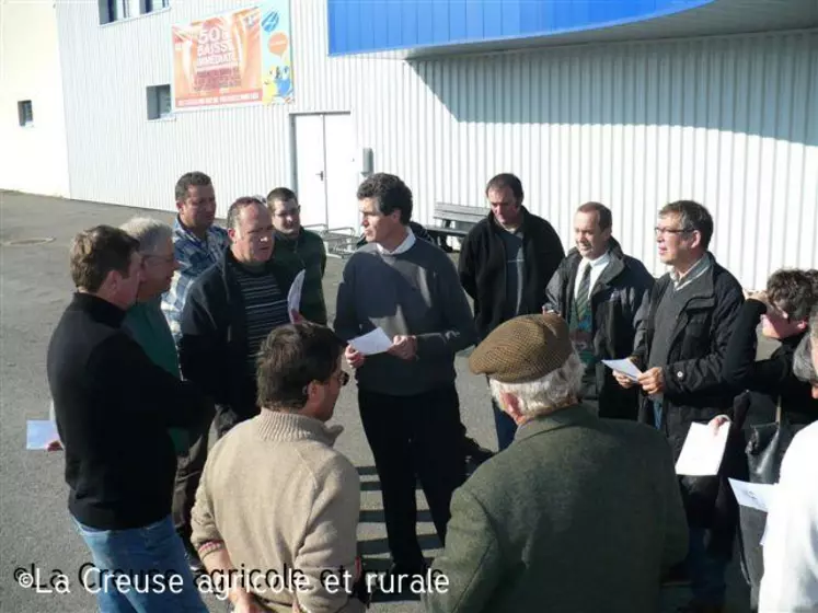 Les producteurs laitiers du Glac en pleine discussion avec M. Parreau, directeur de Leclerc à Ussel.