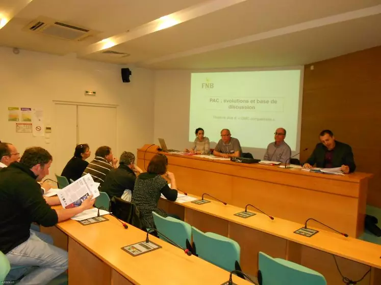 À la tribune de gauche à droite : Ethel Gautier, chargée de mission FNB, Fabrice Heudier, président de la section veaux de boucherie à la FNB, Yves Pellissier, membre du bureau de la section, Alexandre Merle, vice-président de la section.