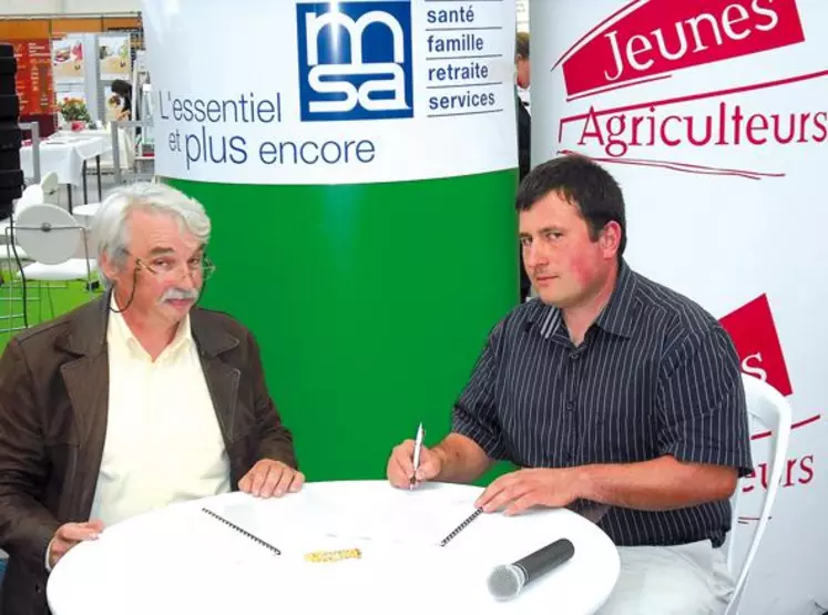 Daniel Gaillat, président de la MSA du Limousin et Philippe Pommier président des JA ont signé une charte de partenariat, à l’occasion du salon Tech Ovin.
