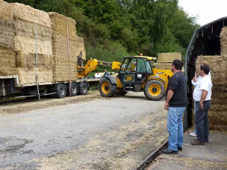 Leur second train de paille est arrivé en gare de Limoges. Pas vraiment pratique pour les agriculteurs de l’Est de la Creuse.