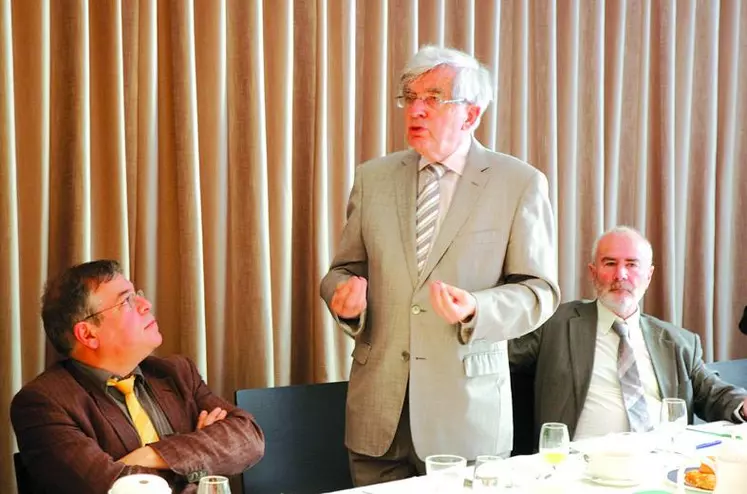L’Indrien Vanik Berbérian, président de l’association des maires ruraux de France (à gauche), écoute l’ancien ministre socialiste Jean-Pierre Chevènement.
